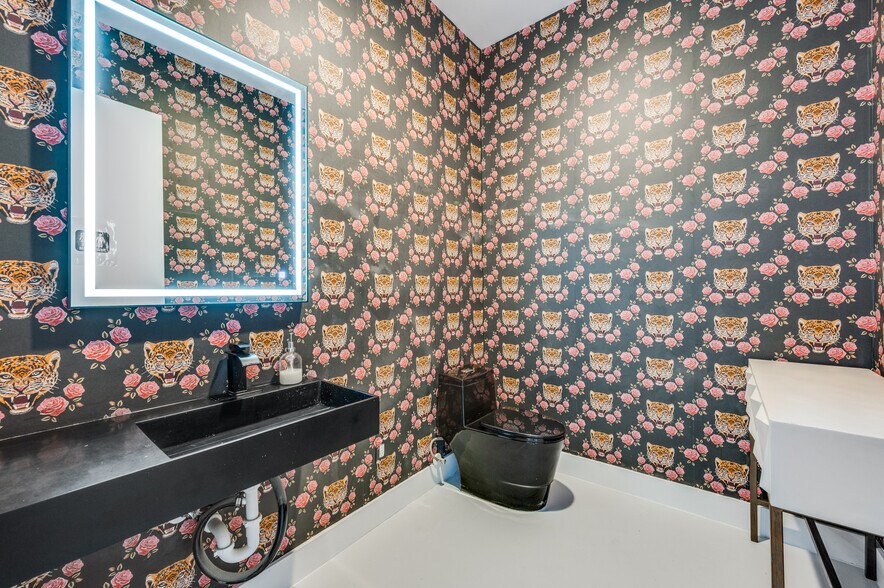 More Photos Of 4759 Algiers St, Dallas Loft Creative Space For Lease