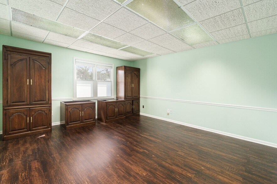 More Photos Of 261 W Johnstown Rd, Columbus Coworking Space