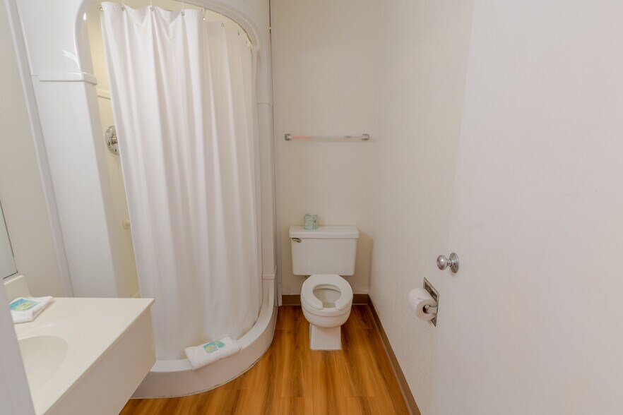 More Photos Of 1309 S Ohlman St, Mitchell Hotel For Sale