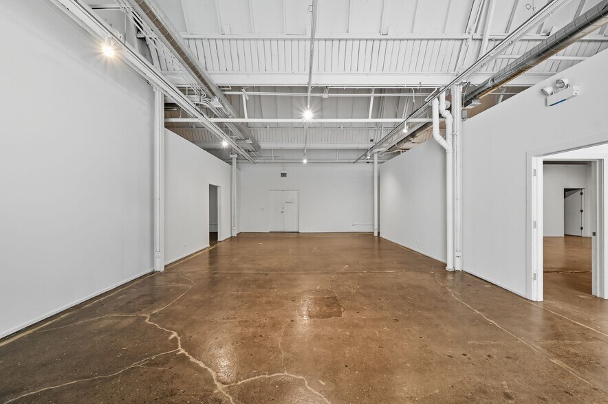 More Photos Of 2130-2140 W Fulton St, Chicago Flex For Lease