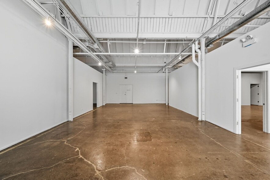 More Photos Of 2130-2140 W Fulton St, Chicago Flex For Lease