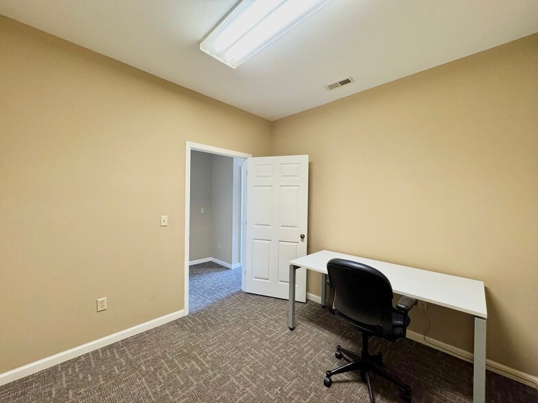 More Photos Of 1301-1385 W Danville St, South Hill Office For Lease