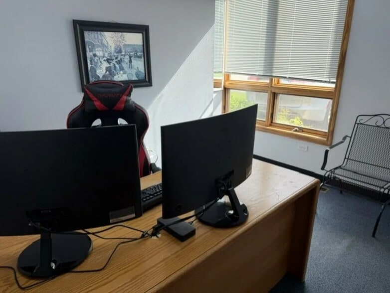 More Photos Of 820 E Terra Cotta Ave, Crystal Lake Office For Sale