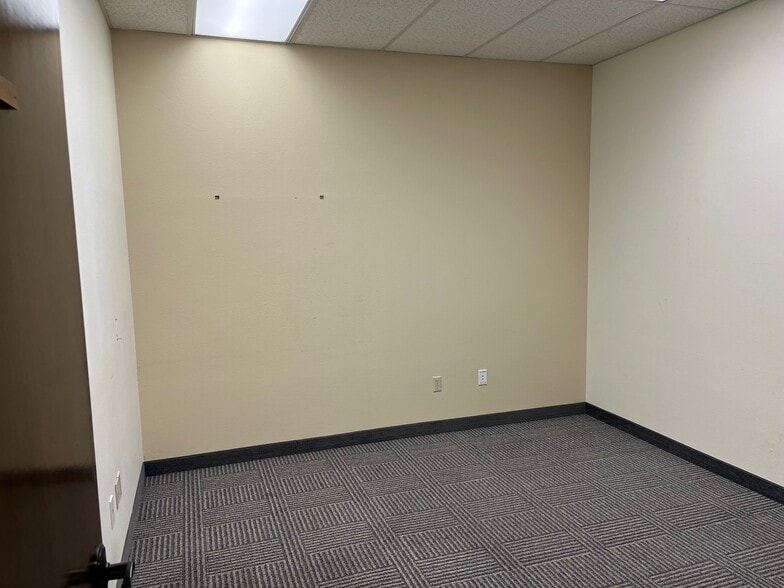 More Photos Of 100 N Morain St, Kennewick General Retail For Lease