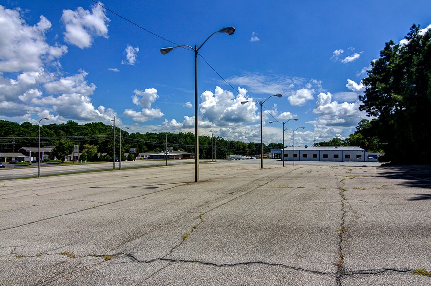 More Photos Of 709 New Franklin Rd, Lagrange Freestanding For Lease