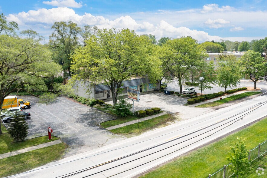 More Photos Of 9849-9853 Gross Point Rd, Skokie Office For Lease