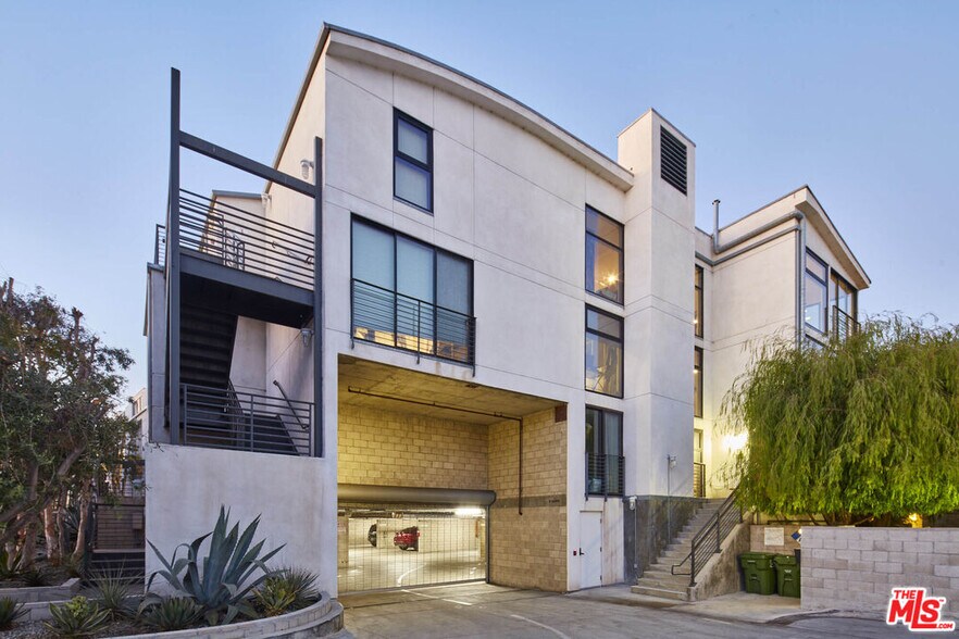 More Photos Of 700 Main St, Venice Office For Sale