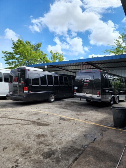 More Photos Of 8921 Daffodil Ave, Houston Auto Repair For Sale