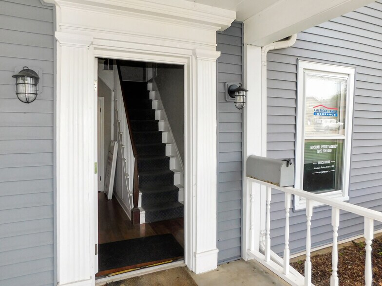 More Photos Of 122 E Main St, Rockton Office For Lease