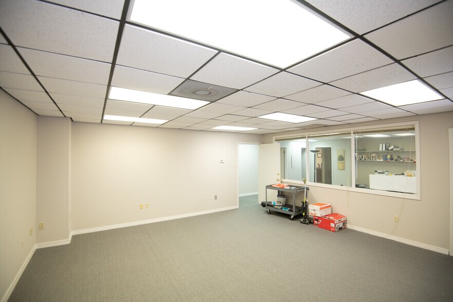 More Photos Of 2315 N Woodlawn Ave, Metairie Office For Sale