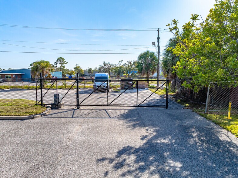 More Photos Of 2192-2198 Princeton St, Sarasota Manufacturing For Sale