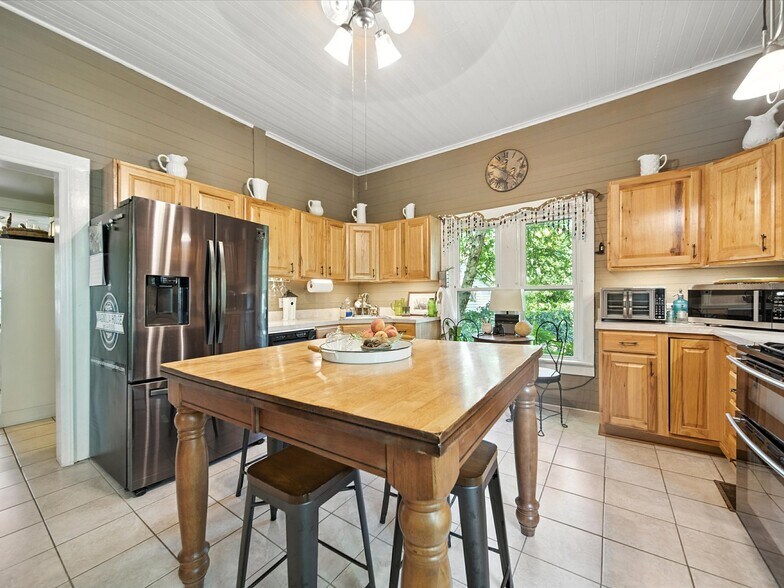 More Photos Of 221 N Main St, Clover Hospitality For Sale