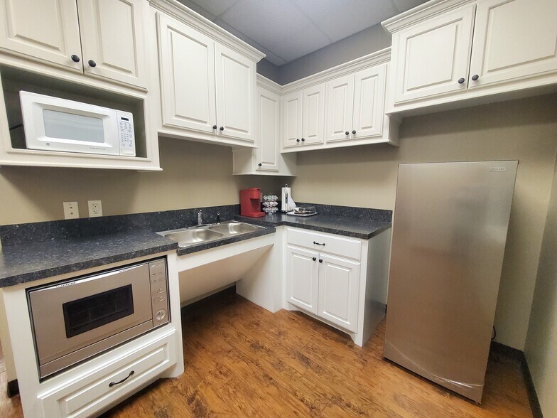 More Photos Of 2418 N Frazier St, Conroe Light Manufacturing For Lease