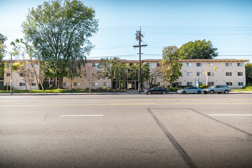 More Photos Of 6121 Woodman Ave, Van Nuys Apartments For Sale
