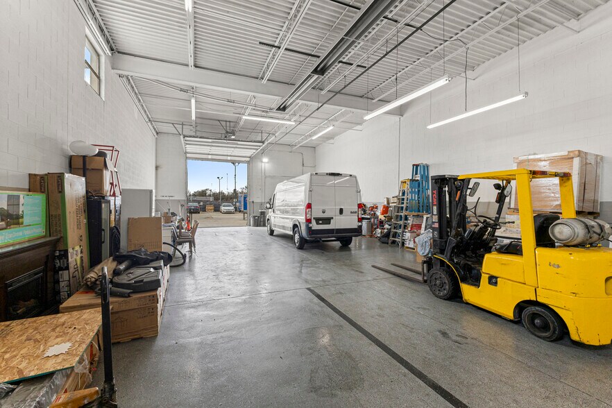 More Photos Of 32639-32645 Industrial Rd, Garden City Warehouse For Sale