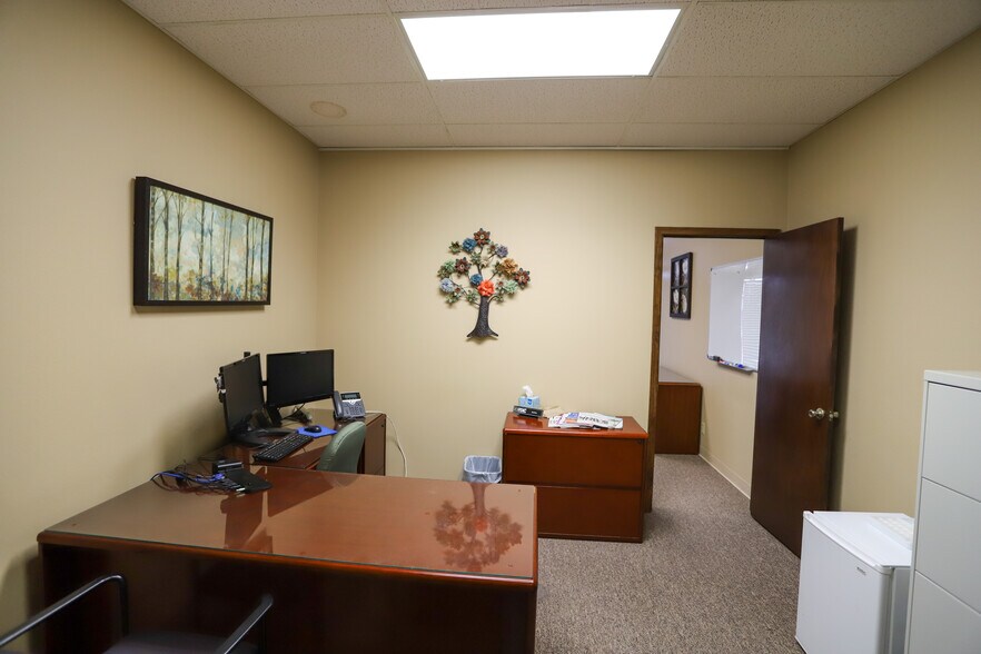 More Photos Of 2007 Texoma Pky, Sherman Unknown For Lease