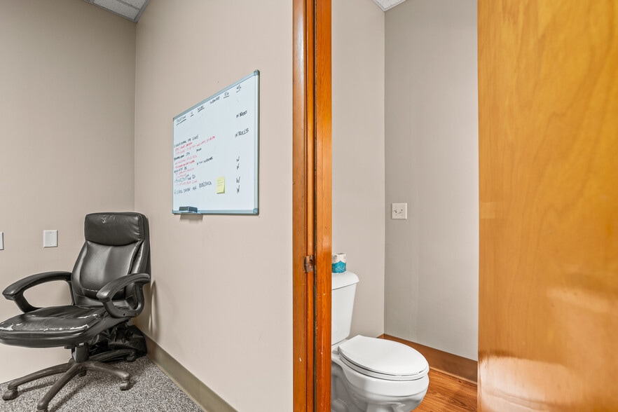 More Photos Of 105 Sycamore St, Medway Medical For Sale
