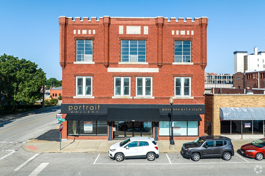 More Photos Of 124 S Main St, Independence Freestanding For Lease