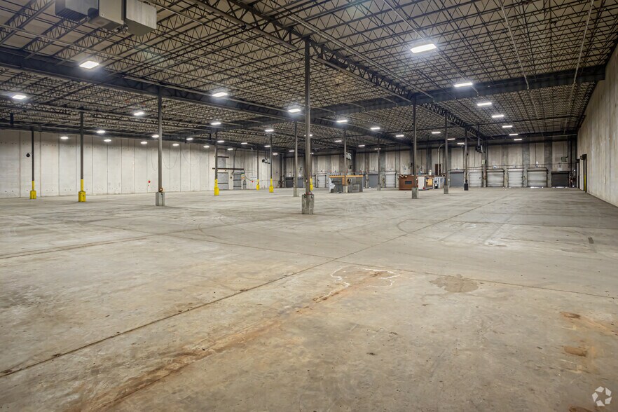 More Photos Of 1000 Elmwood Park Blvd, Elmwood Distribution For Lease