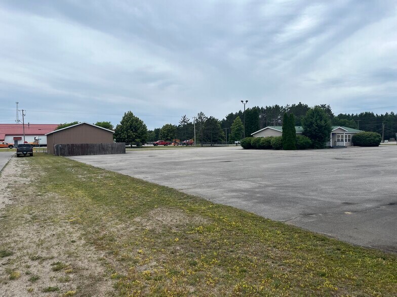 More Photos Of 810 N Birch St, Kalkaska Office For Sale