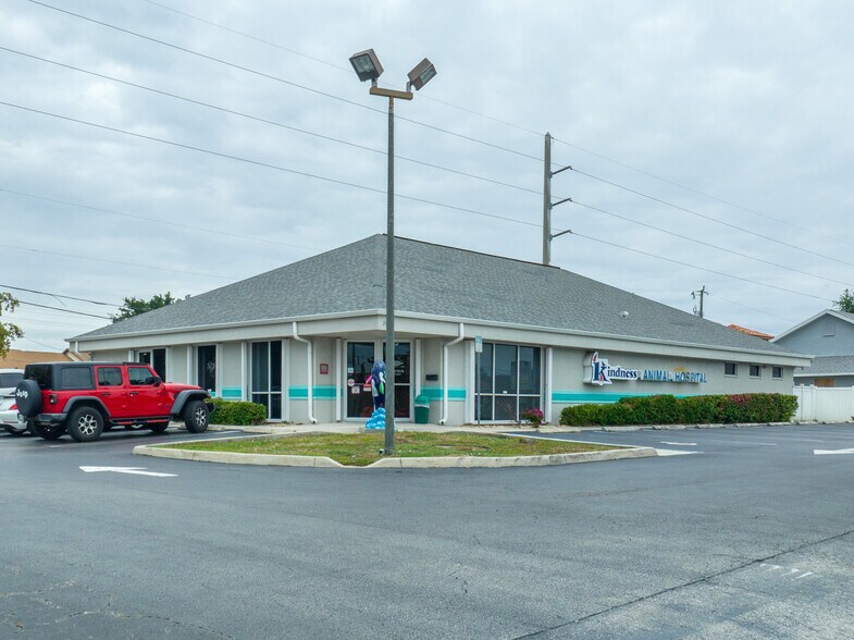 More Photos Of 715 Cape Coral Pky, Cape Coral Veterinarian Kennel For Sale