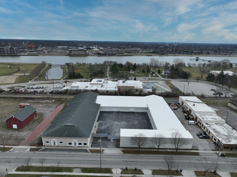 More Photos Of 801 S Henry St, Bay City Distribution For Sale