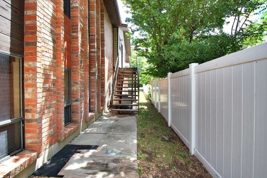 More Photos Of 2649 N Main St, Sunset Office For Sale