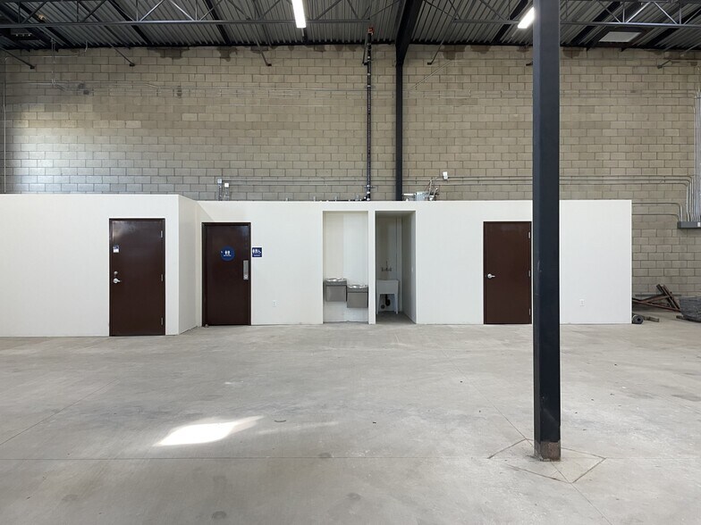 More Photos Of 610 E Avenue L, Lancaster Warehouse For Lease