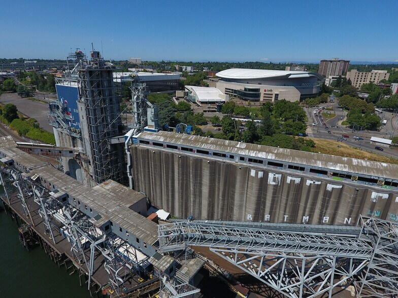 More Photos Of 900 N Thunderbird Way, Portland Distribution For Sale