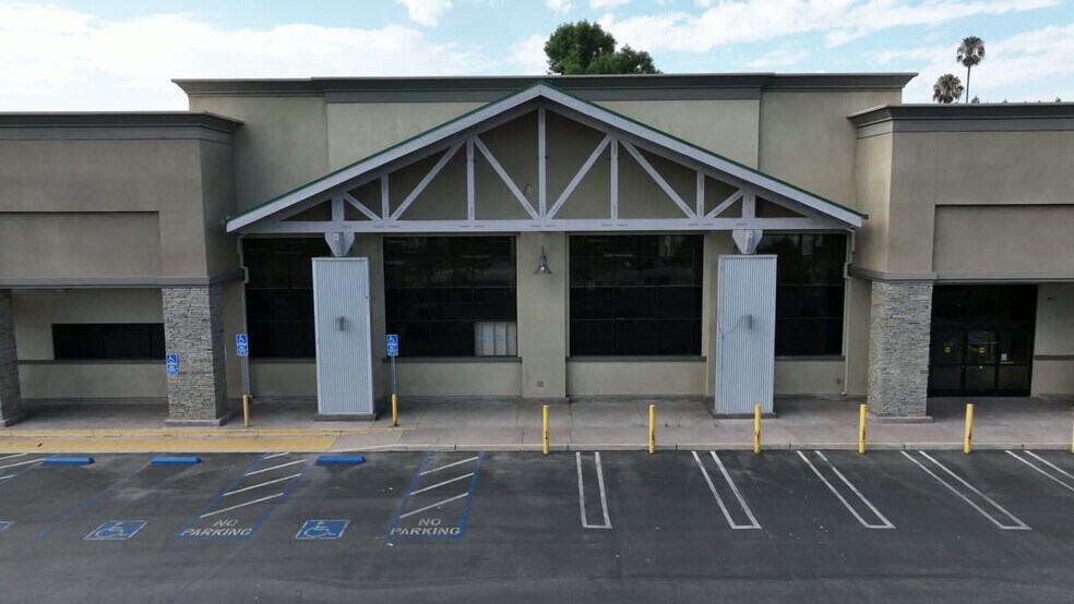 Primary Photo Of 19800 Ventura Blvd, Woodland Hills Supermarket For Lease