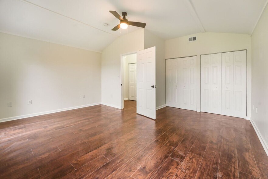 More Photos Of 2550 Broadway St, New Albany Apartments For Sale