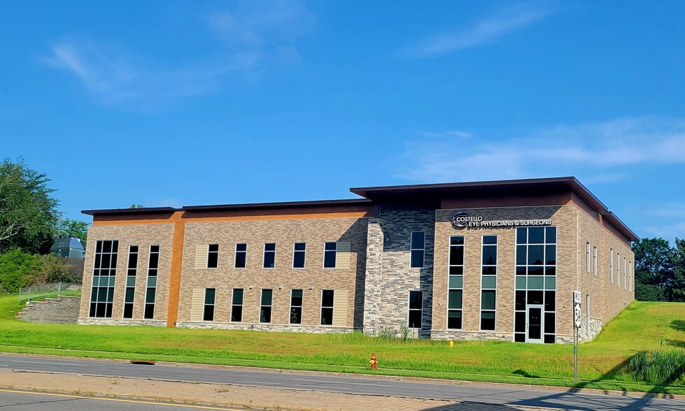 More Photos Of 4 Ellinwood Dr, New Hartford Medical For Sale