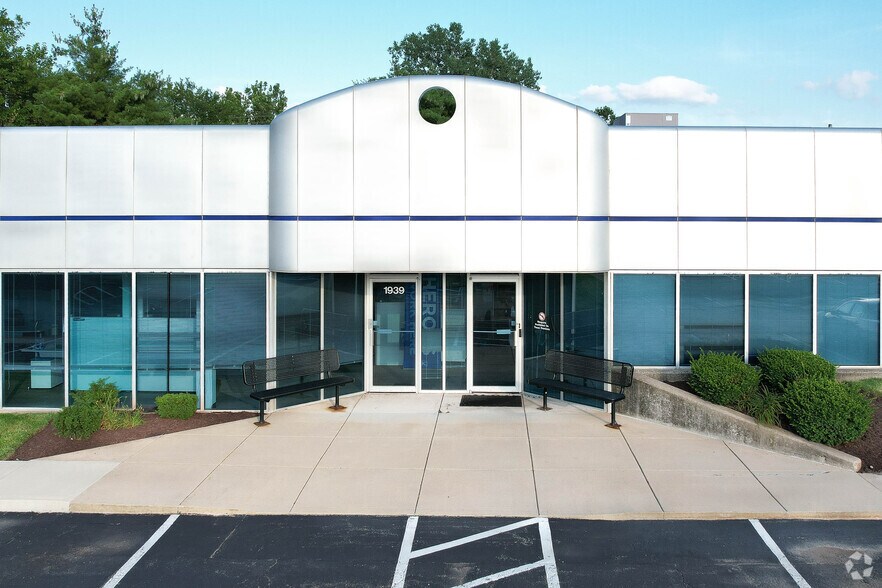 More Photos Of 1901-1939 Belt Way Dr, Overland Showroom For Lease