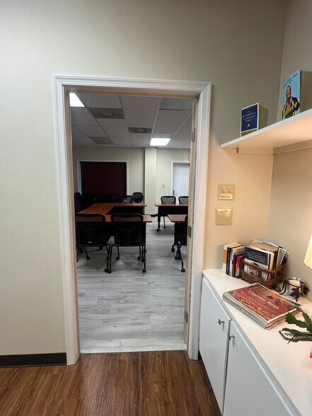 More Photos Of 161 Prosperity Dr, Winchester Showroom For Lease