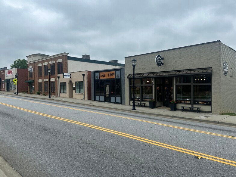 More Photos Of 115 S Main St, Greer Office For Lease