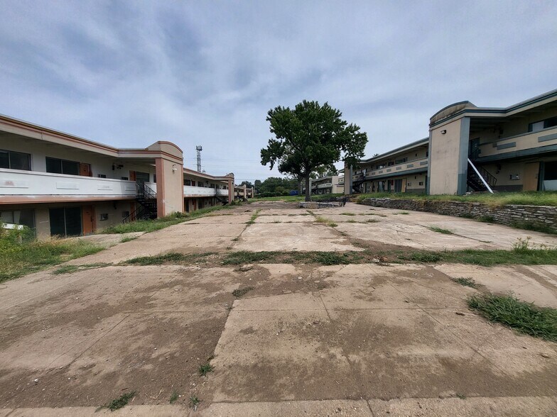 More Photos Of 7350 N Hanley Rd, Hazelwood Hotel For Sale