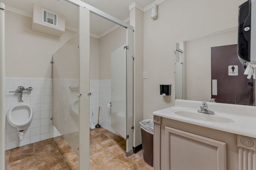 More Photos Of 3401 N Frazier St, Conroe Specialty For Sale