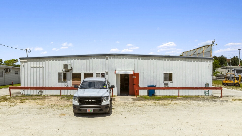 More Photos Of 107 Caladium Row, Sebring Self Storage For Sale