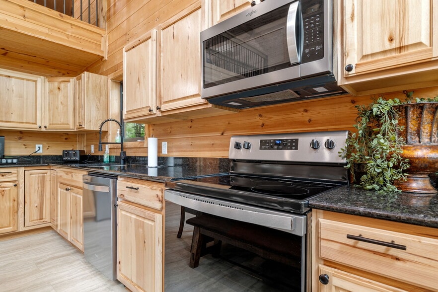 More Photos Of 22468 State Highway 112, Cassville Specialty For Sale