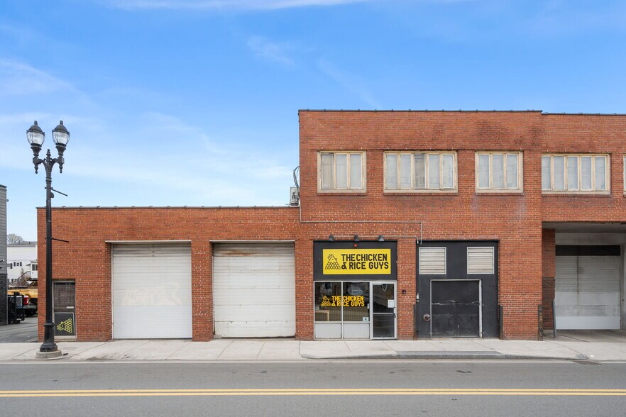 More Photos Of 77-79 Ferry St, Everett Showroom For Lease