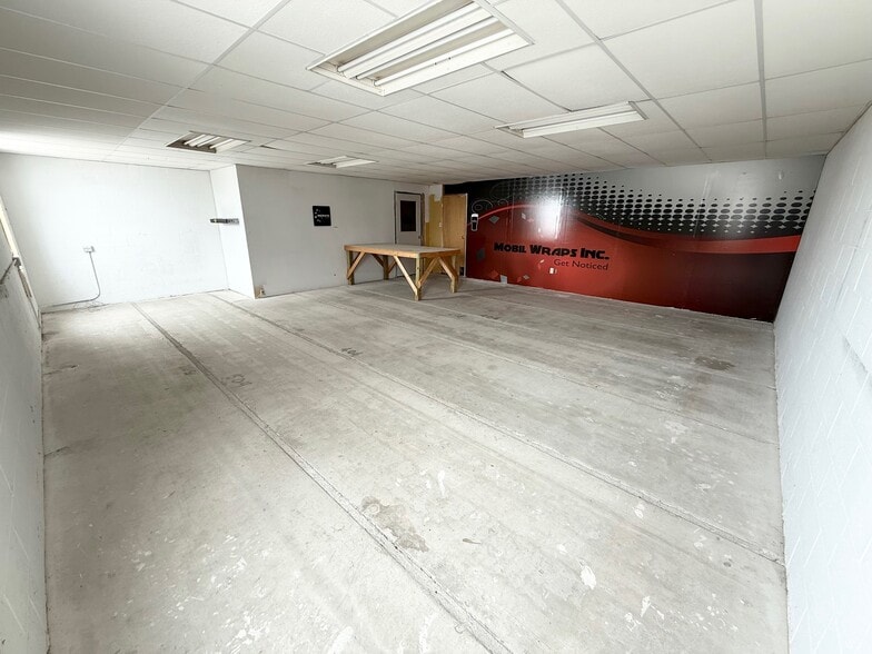 More Photos Of 1033 Pattullo Ave, Woodstock Industrial For Sale