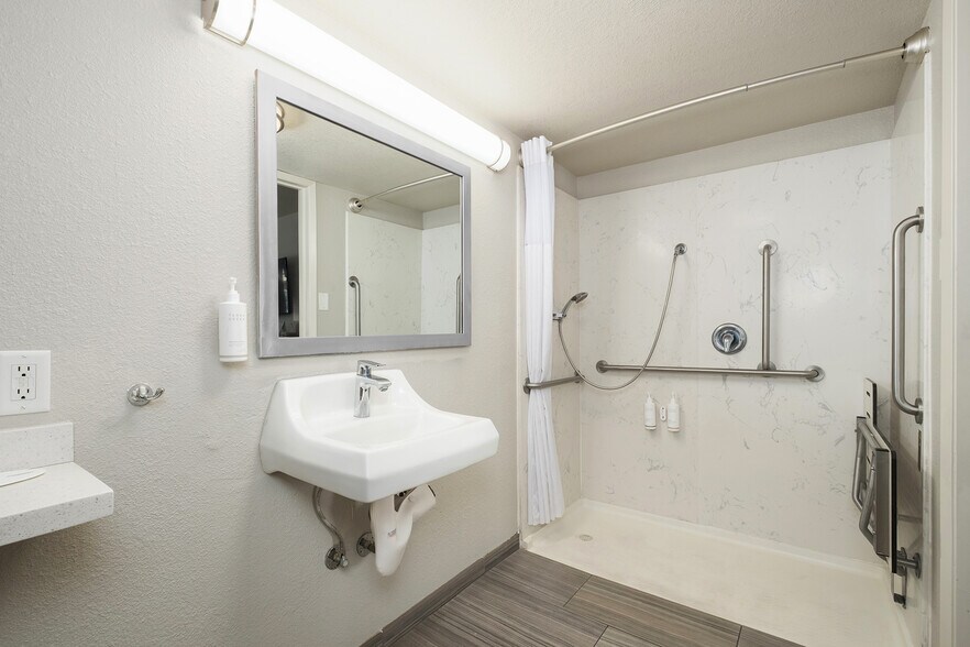 More Photos Of 6090 N Blackstone Ave, Fresno Hotel For Sale