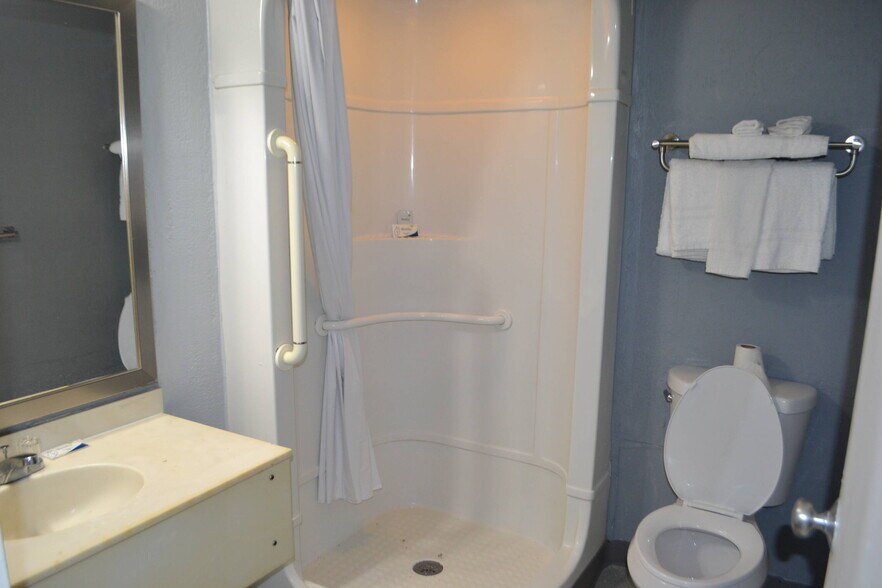 More Photos Of 10885 Harts Rd, Jacksonville Hotel For Sale