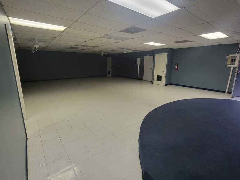 More Photos Of 8428 New Kings Rd, Jacksonville Storefront Retail Office For Lease