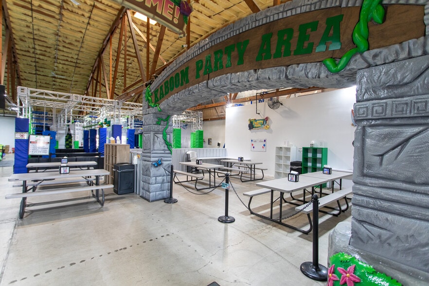 More Photos Of 901 9th St N, Great Falls Showroom For Sale