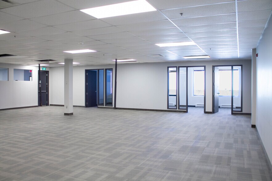 More Photos Of 3695 Aut des Laurentides (A-15) Desste E, Laval Manufacturing For Lease