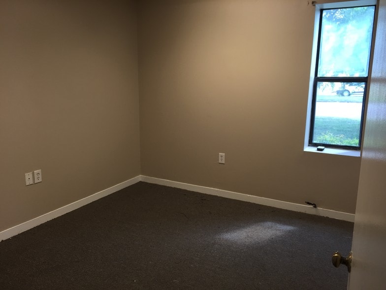 More Photos Of 1401 Southside Dr, Salem Light Distribution For Lease