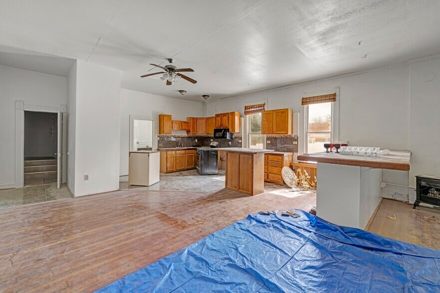 More Photos Of 122 W Main St, Florence Storefront For Sale