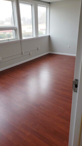 More Photos Of 1310 Industrial Blvd, Southampton Warehouse For Lease