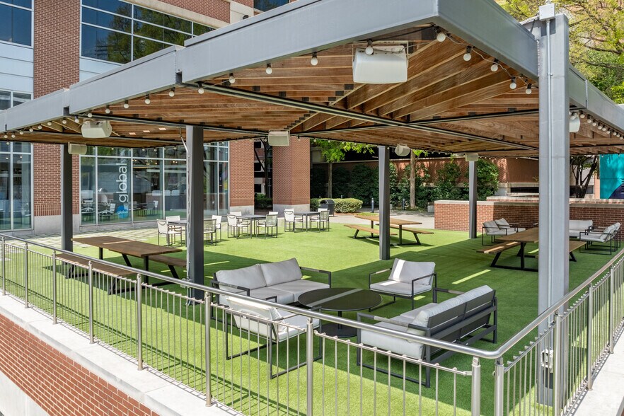 More Photos Of 10 10th St, Atlanta Office For Lease